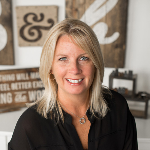 julie-selby-board-and-brush Julie Selby - Founder & Wood Sign Workshop Guru